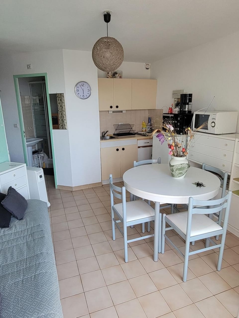 Coffee/tea facilities, Kitchen or kitchenette, Living room, Seating area, Dining area, oven, stove
