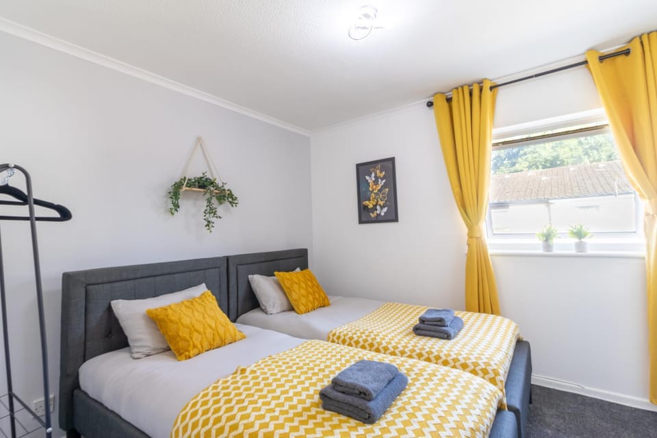 Open Mind Property - 4 Beds 2 Bathrooms & Parking House in Portsmouth