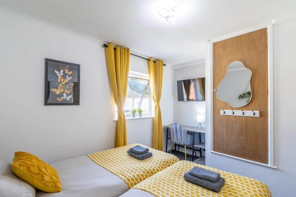 Open Mind Property - 4 Beds 2 Bathrooms & Parking House in Portsmouth