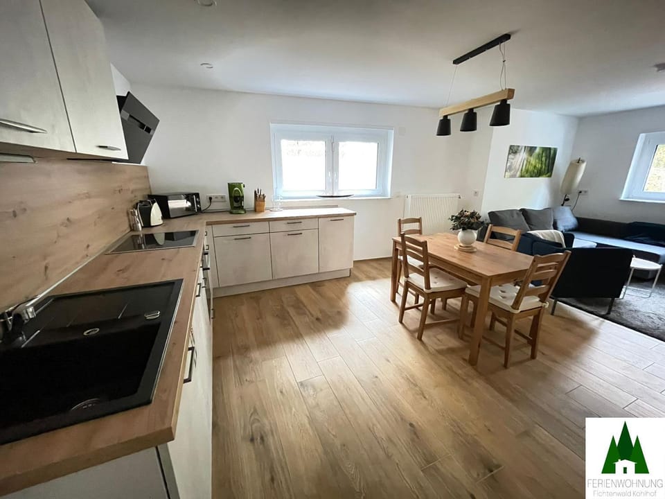 Coffee/tea facilities, Kitchen or kitchenette, Dining area, dishwasher, oven, stove, toaster