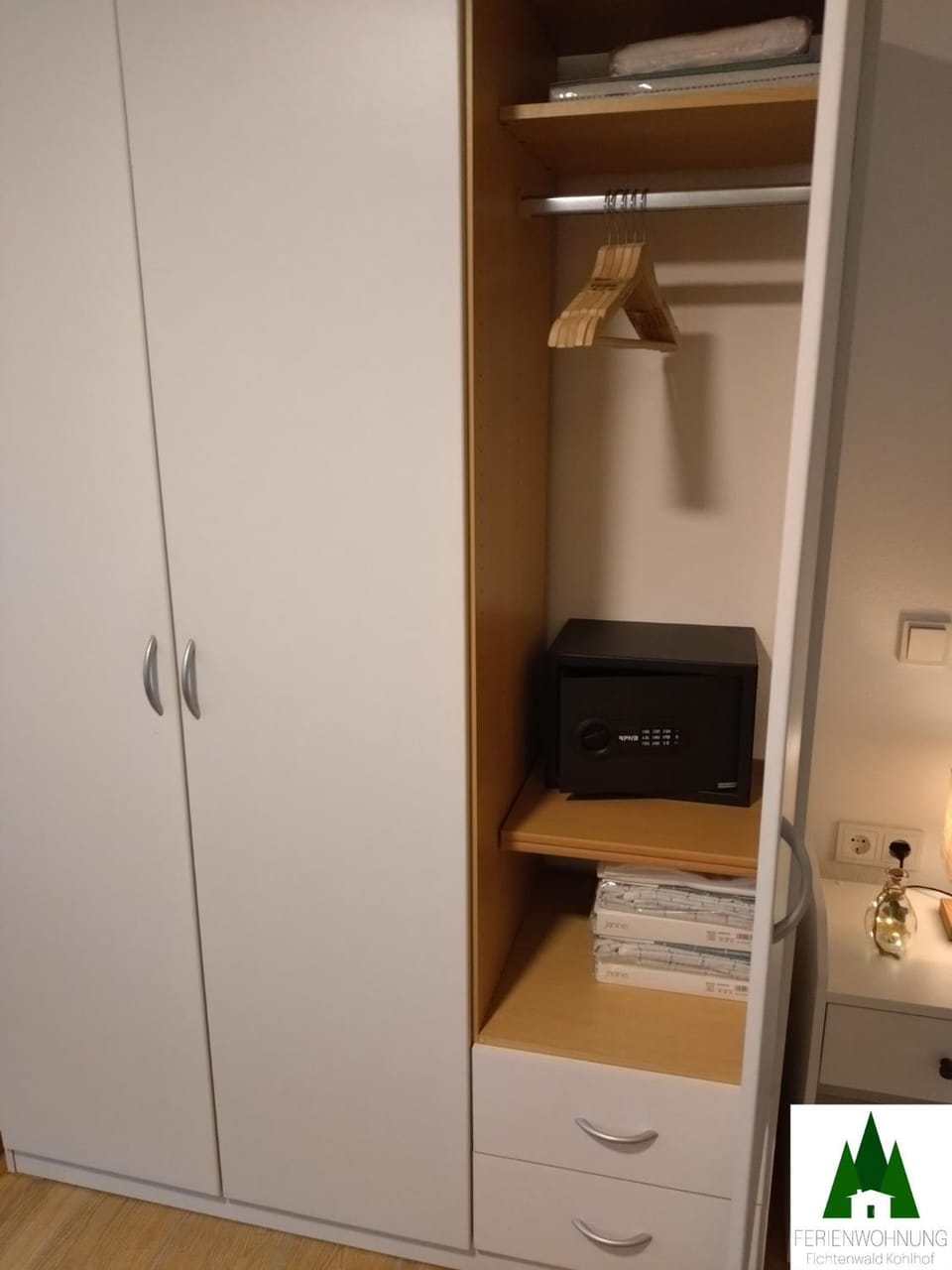 Bedroom, safe, wardrobe