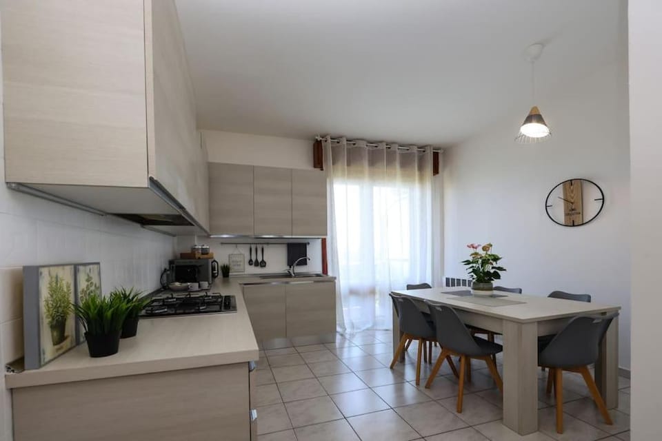 Kitchen or kitchenette, Dining area, stove