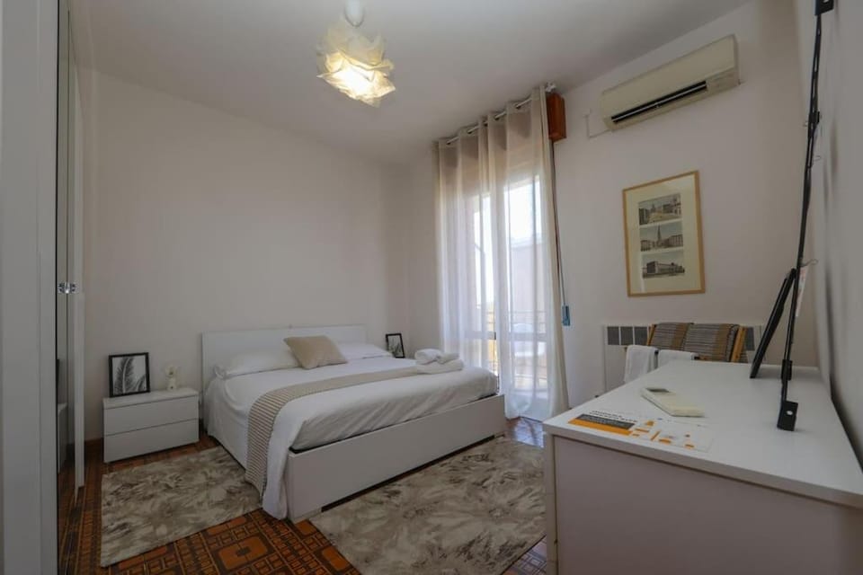 Bed, Bedroom, air conditioner
