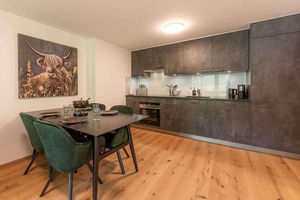 Coffee/tea facilities, Kitchen or kitchenette, Dining area, stove