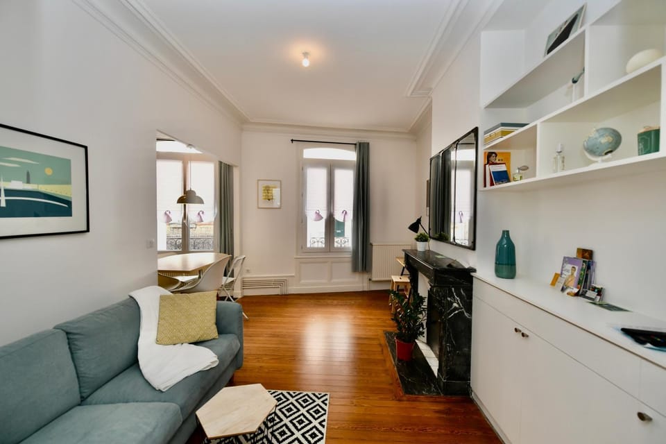 Nearby landmark, TV and multimedia, Living room, Seating area, Dining area, Beach, furniture, heating, internet, storage