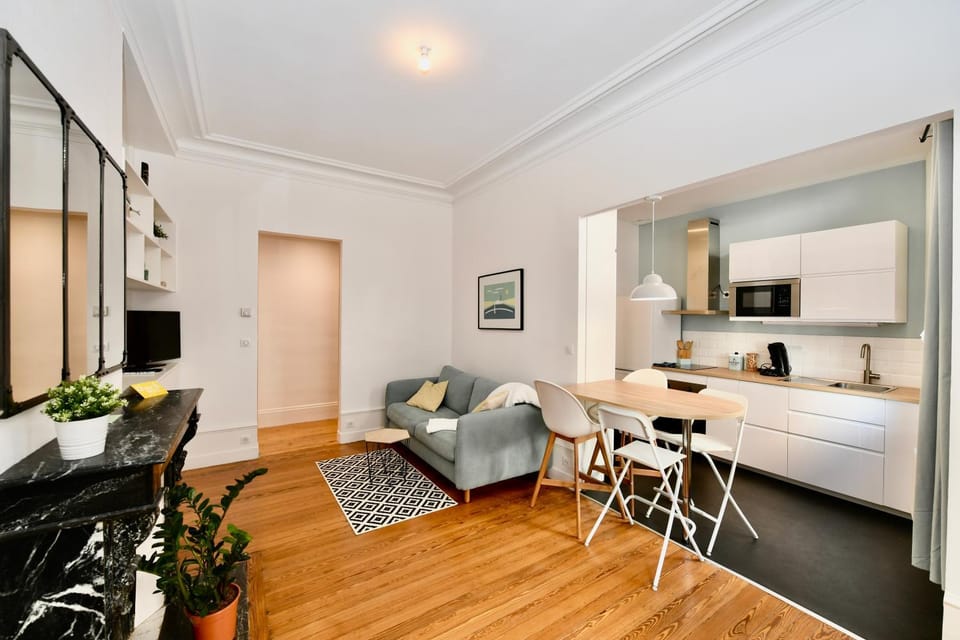 Nearby landmark, Communal lounge/ TV room, TV and multimedia, Coffee/tea facilities, Kitchen or kitchenette, Living room, Seating area, Dining area, Beach, furniture, heating, internet, oven, storage, toaster, kitchen