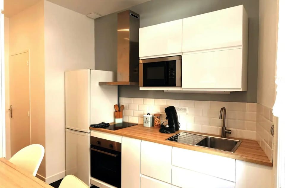 Nearby landmark, Coffee/tea facilities, Kitchen or kitchenette, Beach, furniture, heating, internet, oven, storage, stove, toaster, kitchen