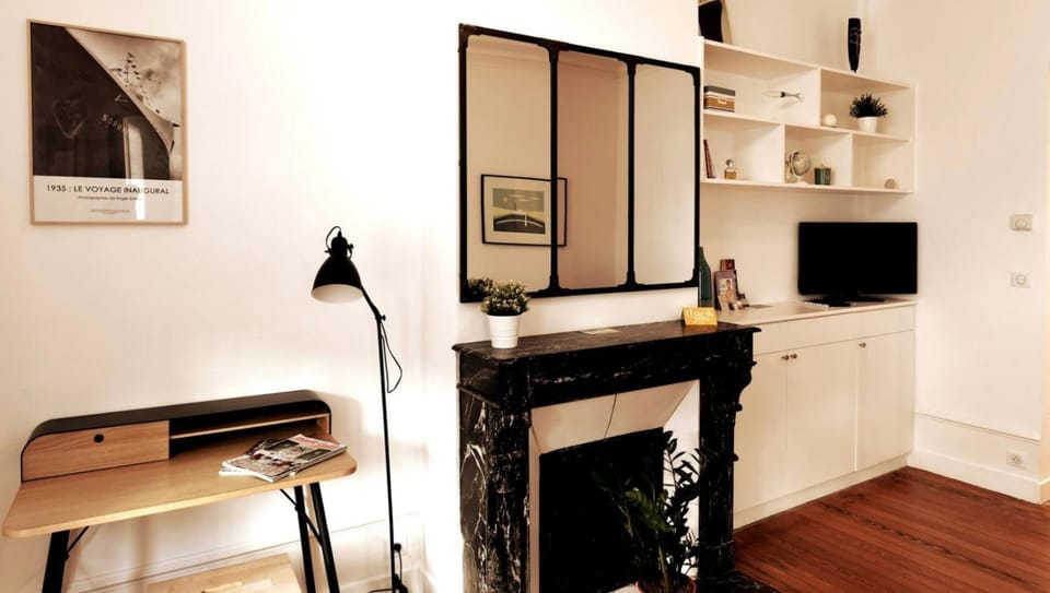 Nearby landmark, TV and multimedia, Living room, Seating area, Beach, furniture, heating, internet