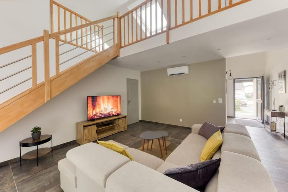 Communal lounge/ TV room, TV and multimedia, Living room, Seating area, air conditioner