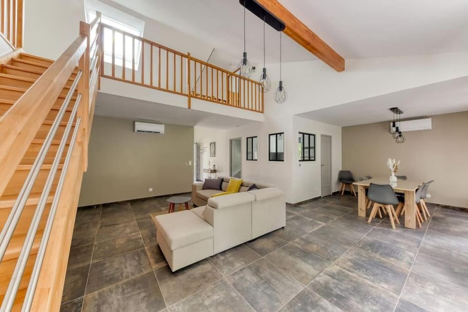 Living room, Seating area, Dining area, air conditioner