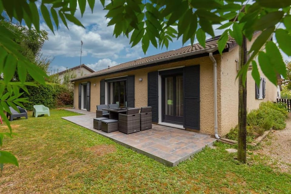 Property building, Day, Garden, Garden view