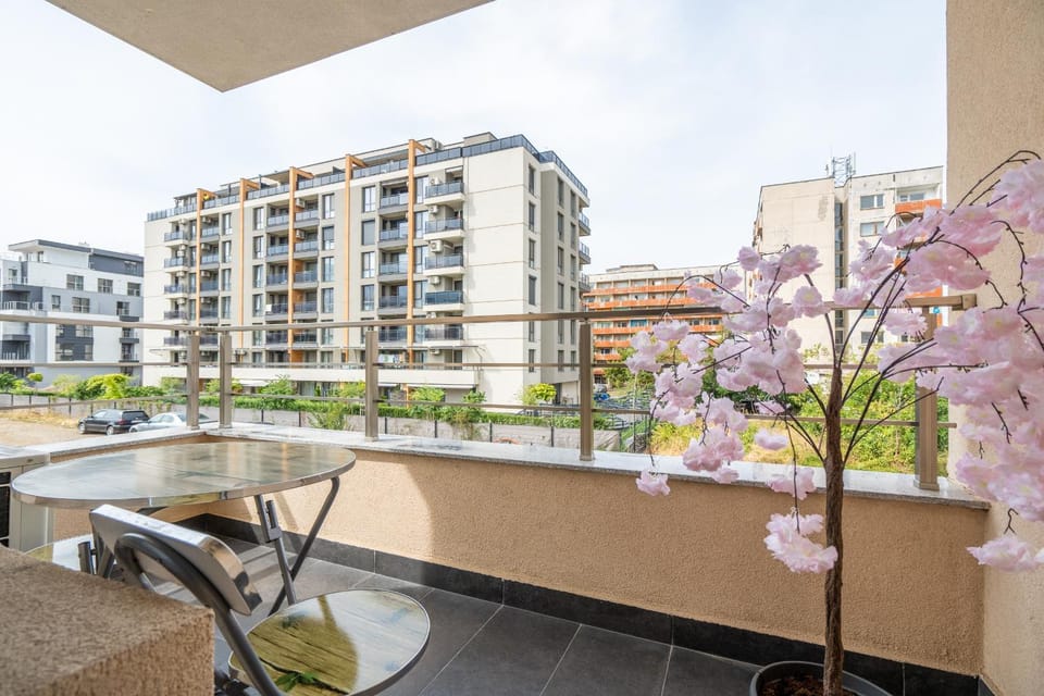 Property building, Patio, Facade/entrance, Day, View (from property/room), Balcony/Terrace, City view