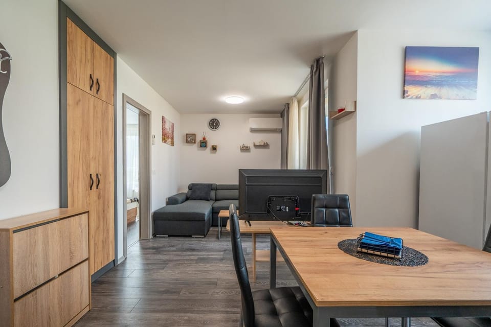 TV and multimedia, Kitchen or kitchenette, Living room, Seating area, Dining area