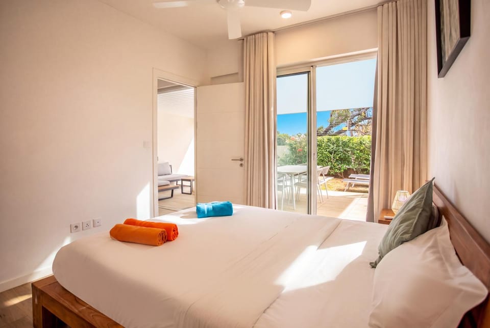 Photo of the whole room, Bedroom, towels