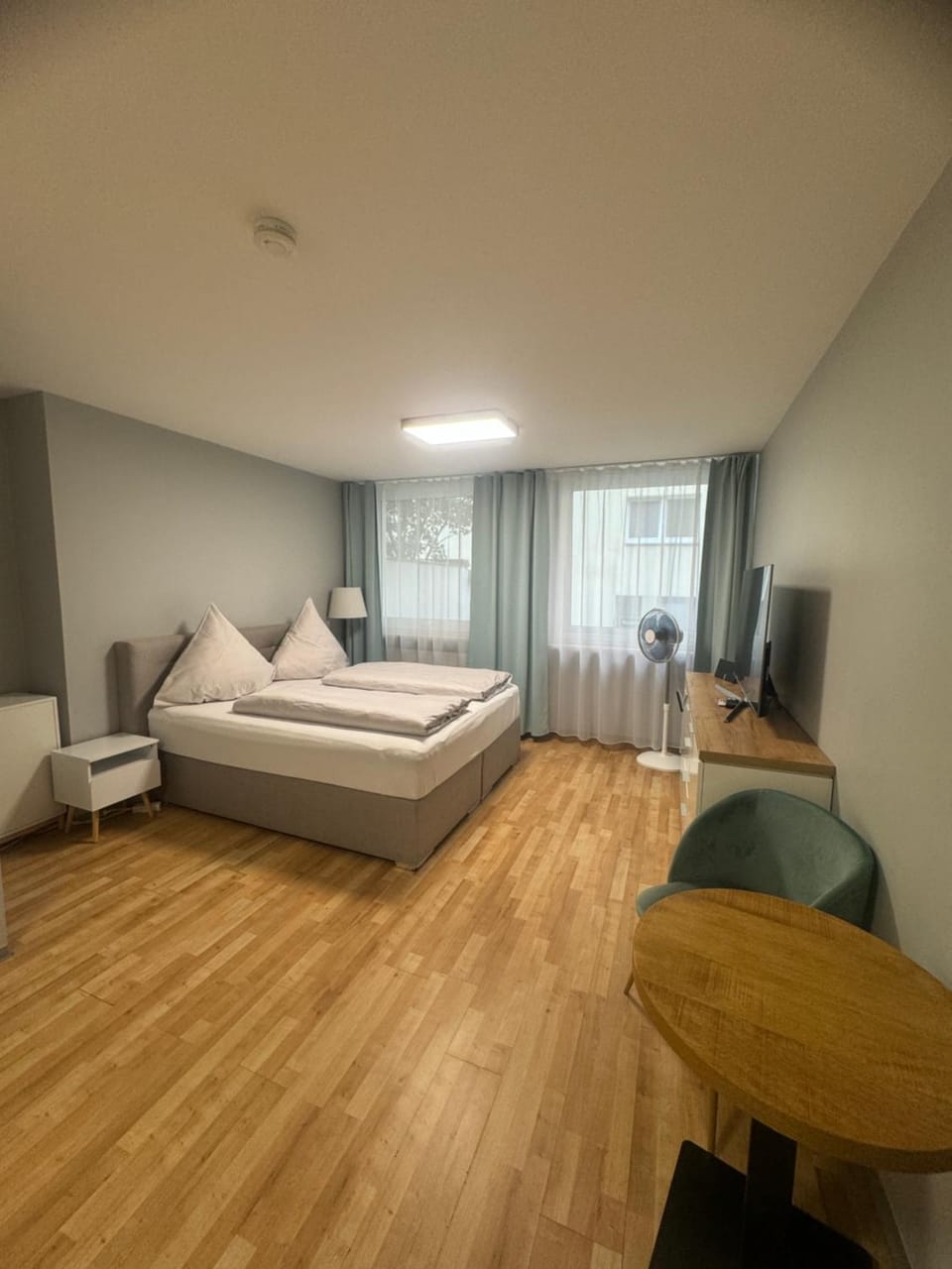 Photo of the whole room, Bedroom