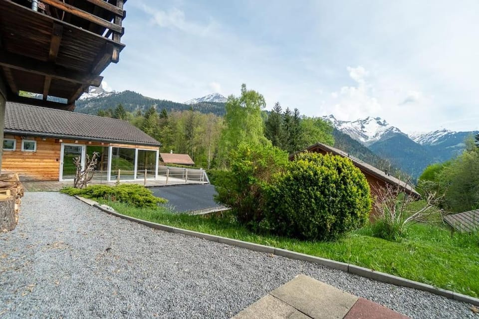 Verseau avec piscine intérieure Chalet in Ollon