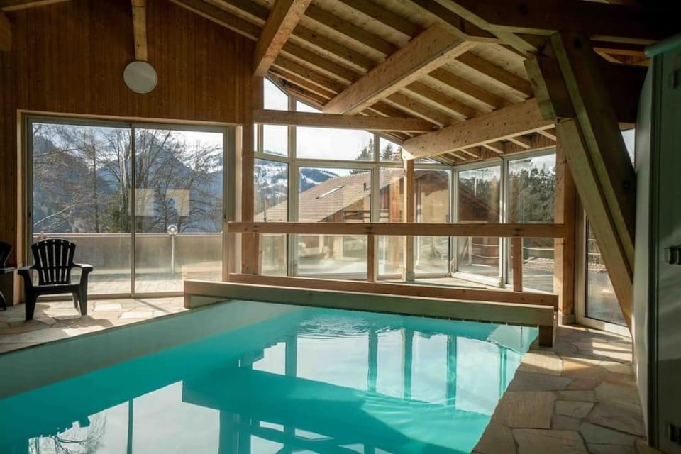 Verseau avec piscine intérieure Chalet in Ollon