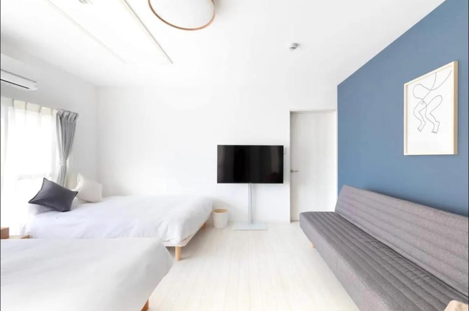 Bed, TV and multimedia, Living room, Seating area, Bedroom