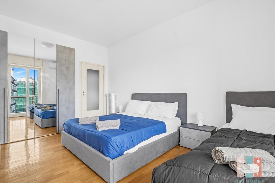 Bed, Photo of the whole room, Bedroom, towels