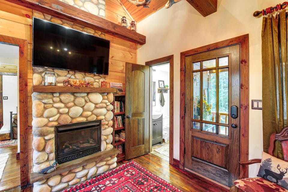 Dreamy Damascus Cabin ~ 1 Mi to Appalachian Trail Cabin in Damascus
