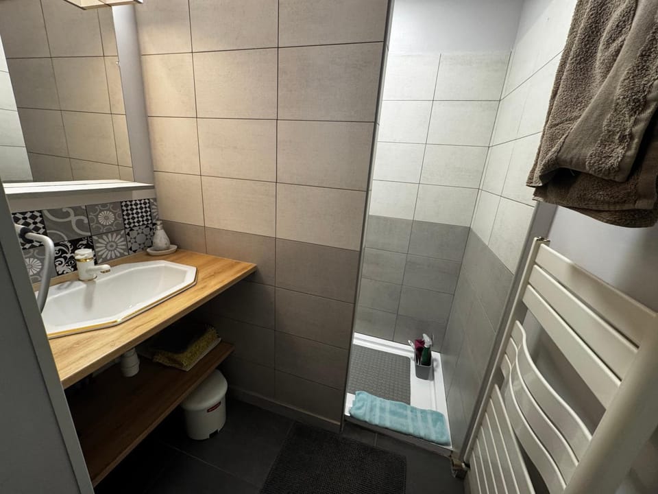Shower, Bathroom, towels