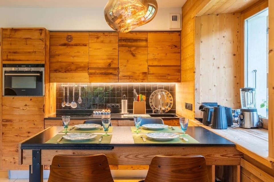 Kitchen or kitchenette, Dining area