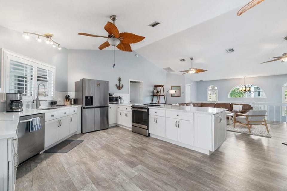 Bayside Retreat, 4 Bedroom, 3 Bath Beach House, Heated Pool, Spa, Boat Dock House in Bonita Springs