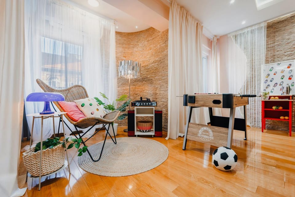 Game Room, Seating area