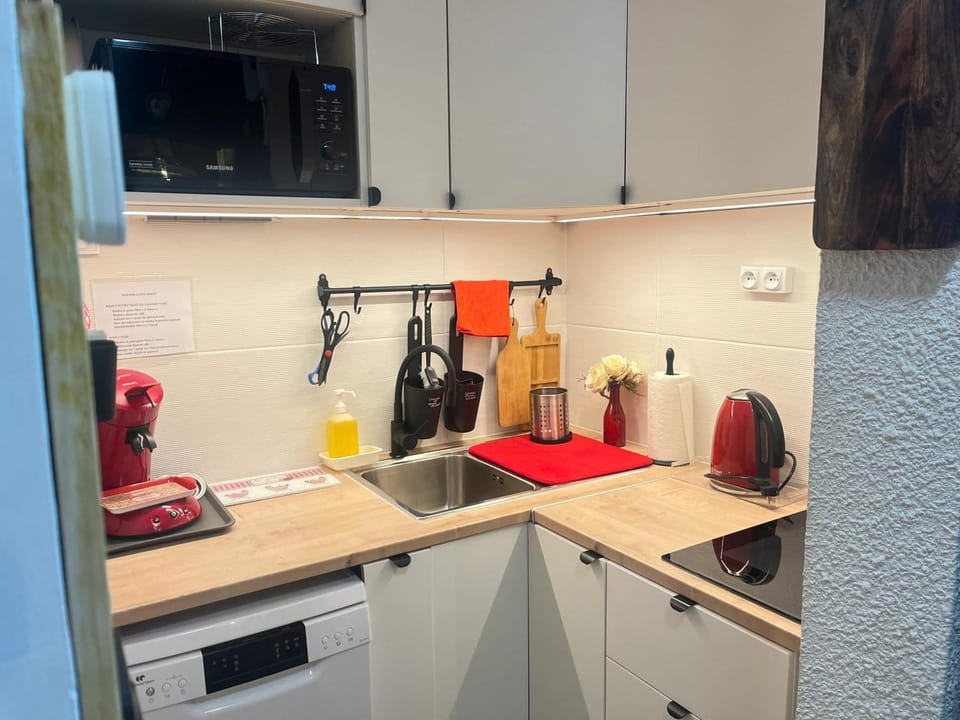 Kitchen or kitchenette
