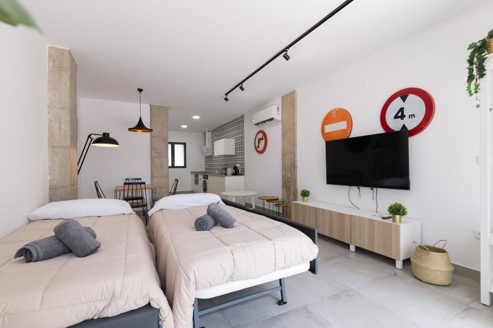 Bed, TV and multimedia, Living room