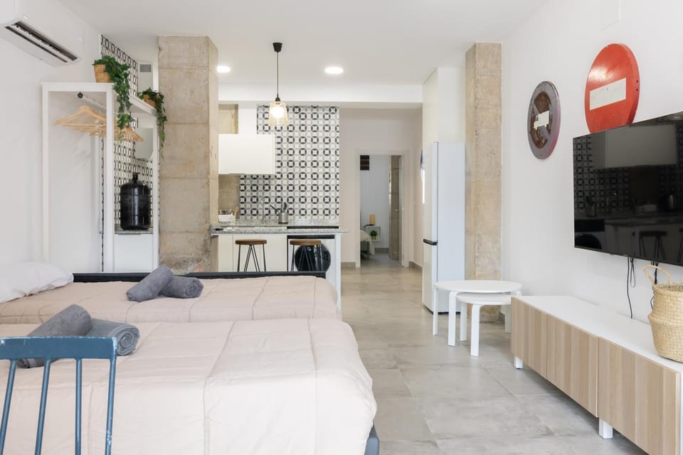 Bed, TV and multimedia, Living room