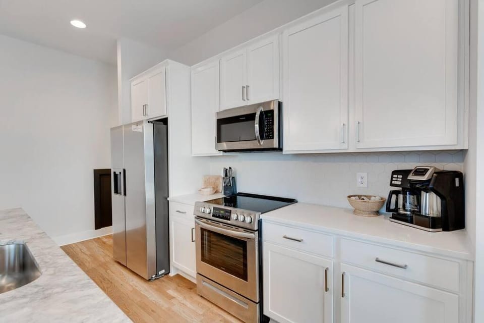 Encore Escape Near Opry with Rooftop sleep 8 House in East Nashville