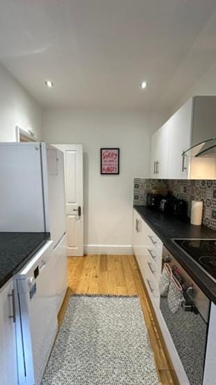 Kitchen or kitchenette, dishwasher, oven