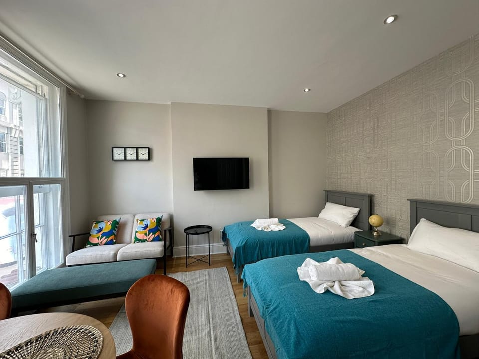 Bed, TV and multimedia, Living room, Photo of the whole room, Seating area, towels
