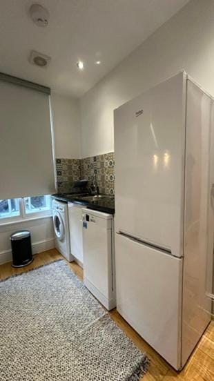 Kitchen or kitchenette, dishwasher, oven