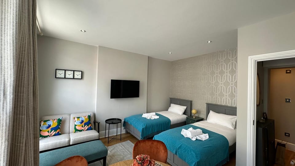 Bed, TV and multimedia, Seating area, Evening entertainment, Bedroom, towels