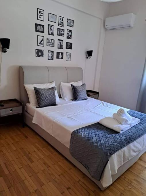 Bed, Photo of the whole room, Bedroom, towels, air conditioner