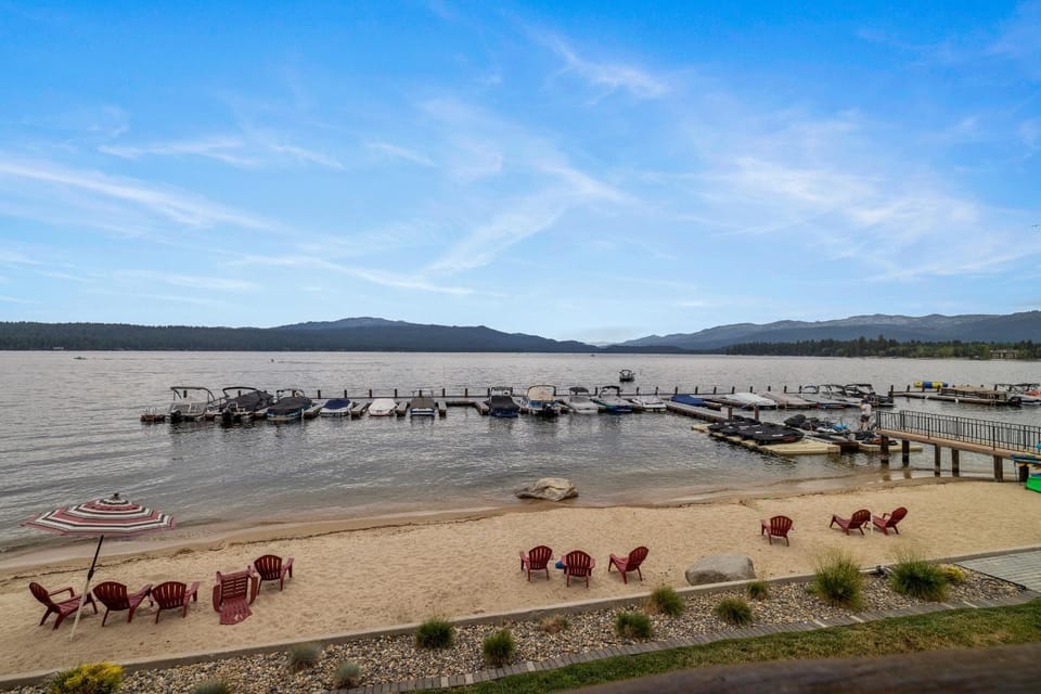 New* Lake Time - Crystal Beach - Lakefront - Beach - Seasonal Pool House in McCall