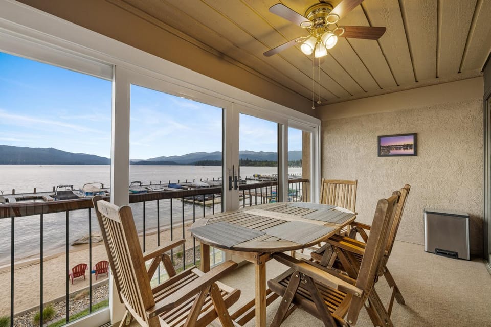 New* Lake Time - Crystal Beach - Lakefront - Beach - Seasonal Pool House in McCall