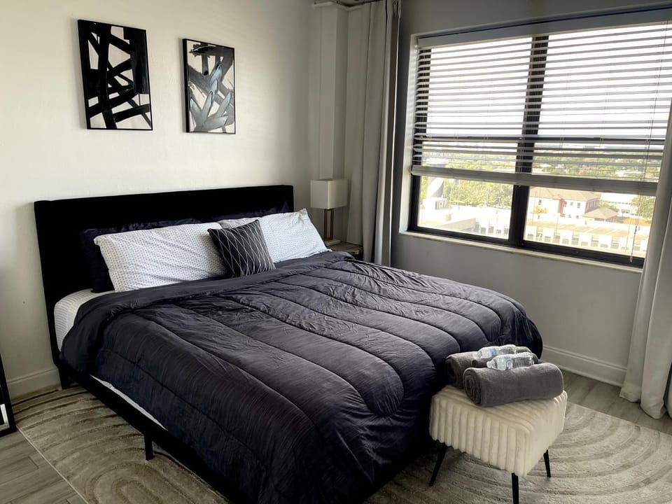 Luxe Skyrise Condo Downtown Jax Apartment in Jacksonville