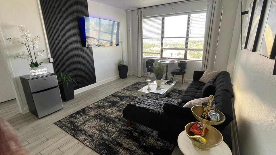 Luxe Skyrise Condo Downtown Jax Apartment in Jacksonville