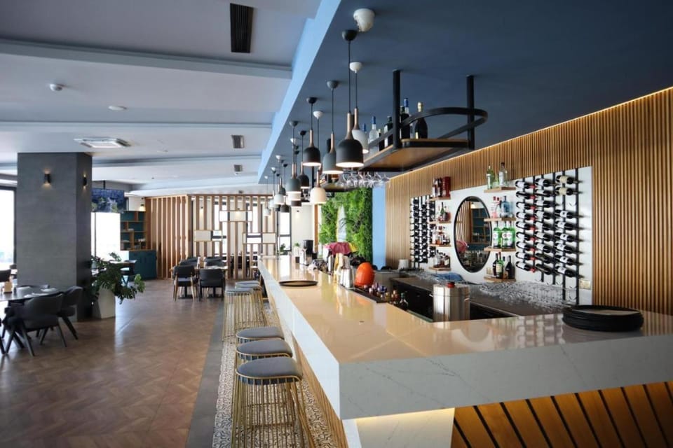 Restaurant/places to eat, People, Nightclub / DJ, Living room, Lounge or bar, Food and drinks, Banquet/Function facilities, Seating area, Drinks, group of guests