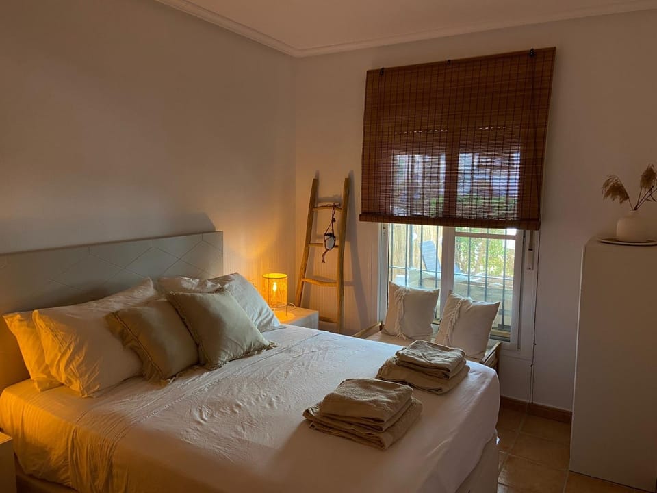 Bed, Bedroom, towels