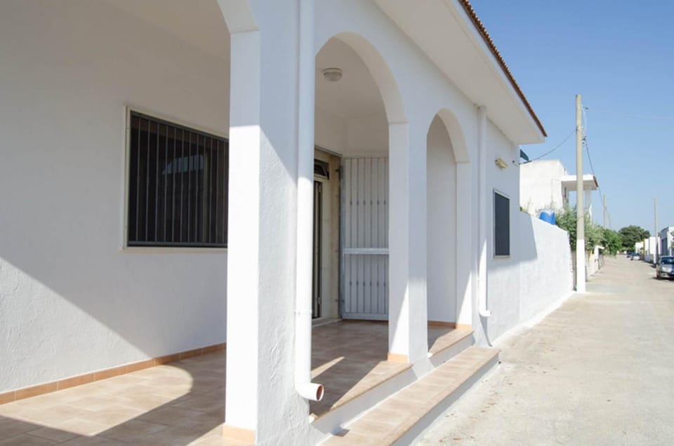 Villetta Misia con Piscina a 350 mt dalla spiaggia Specchiarica di San Pietro in Bevagna House in Province of Taranto