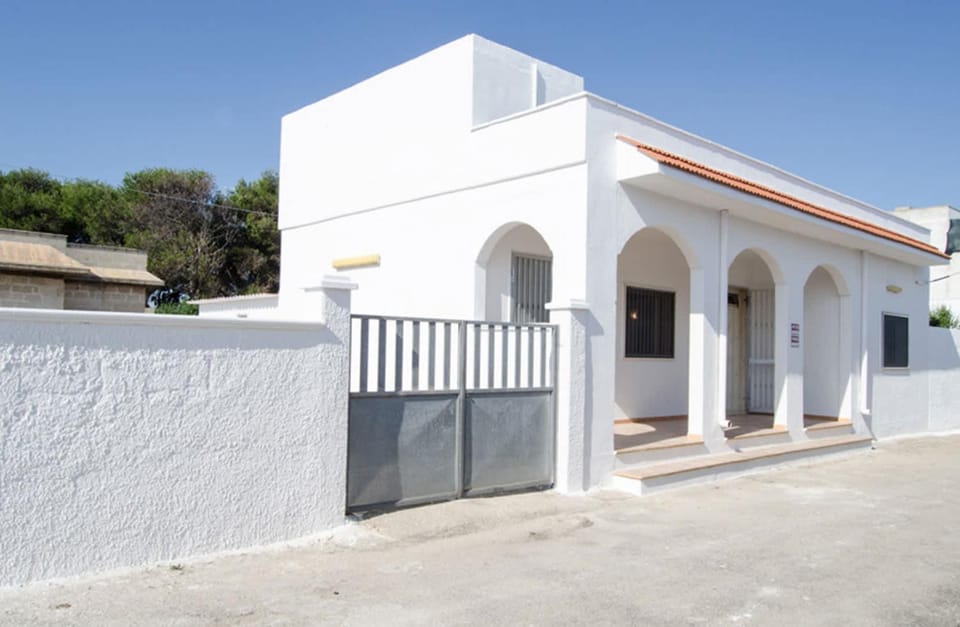 Villetta Misia con Piscina a 350 mt dalla spiaggia Specchiarica di San Pietro in Bevagna House in Province of Taranto