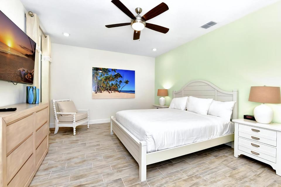 Bed, TV and multimedia, Photo of the whole room, Bedroom