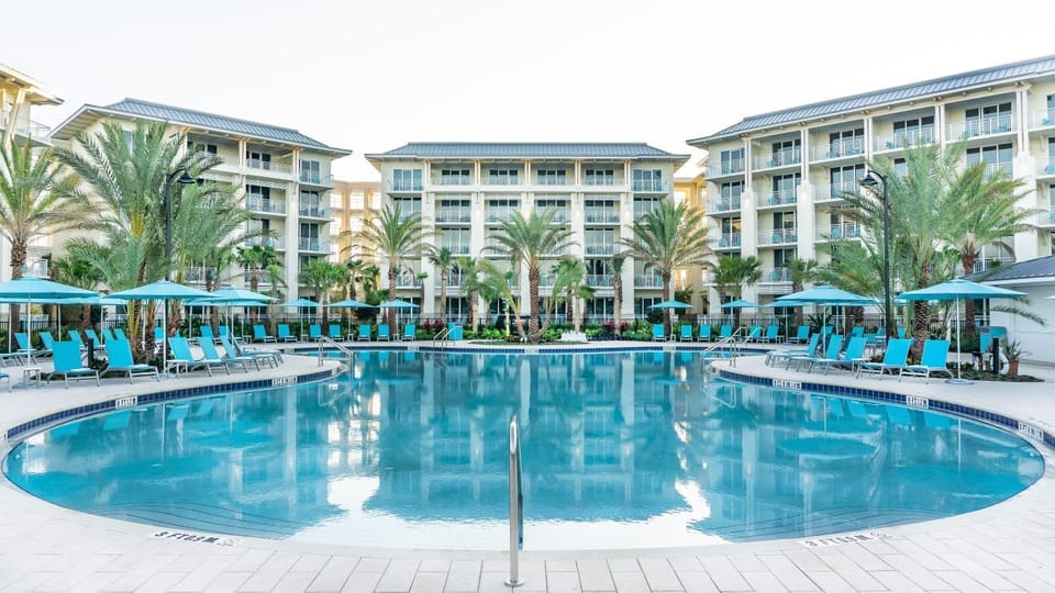 Day, Swimming pool, sunbed