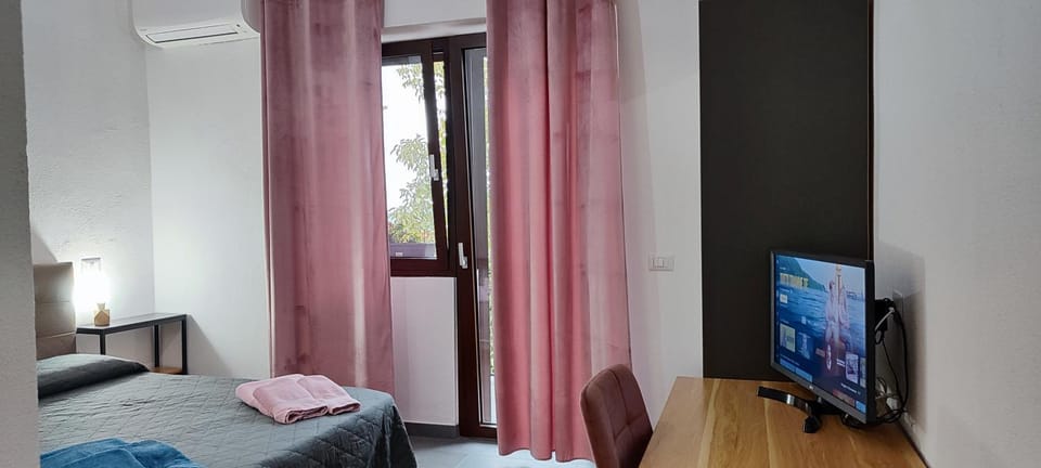 Bed, TV and multimedia, Photo of the whole room, Evening entertainment, Bedroom, towels, air conditioner