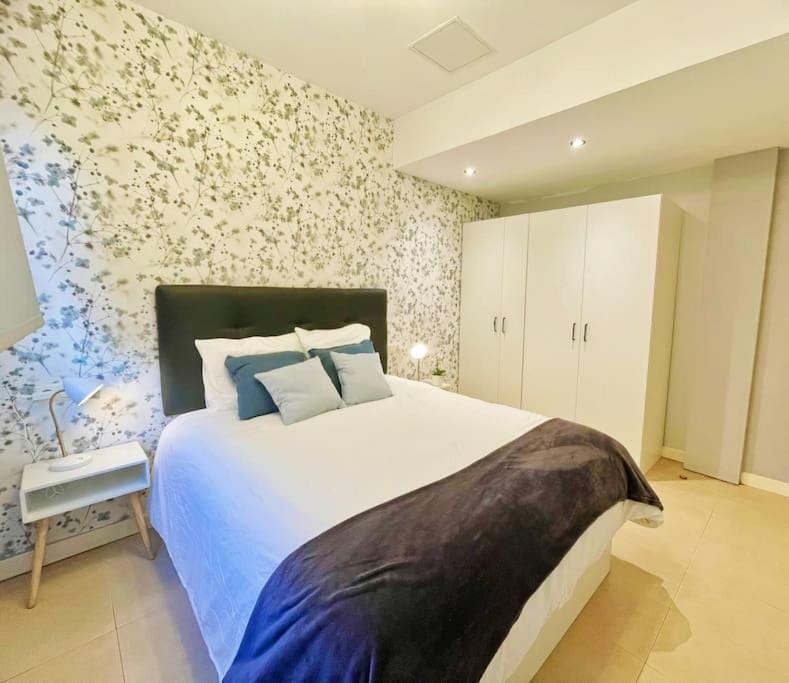 Bed, Photo of the whole room, Bedroom, wardrobe