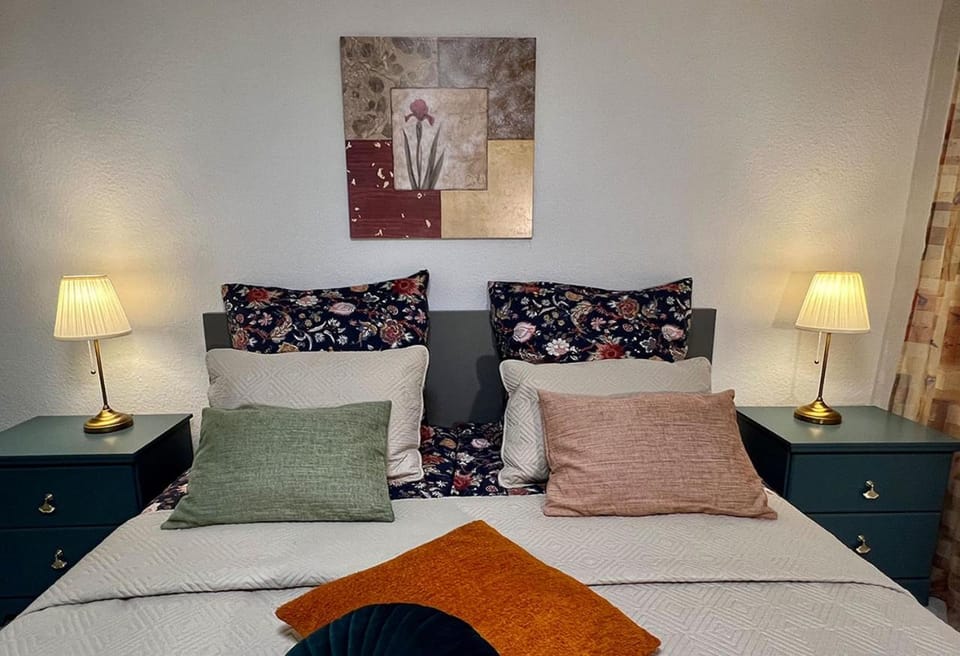 Bed, Photo of the whole room, Bedroom